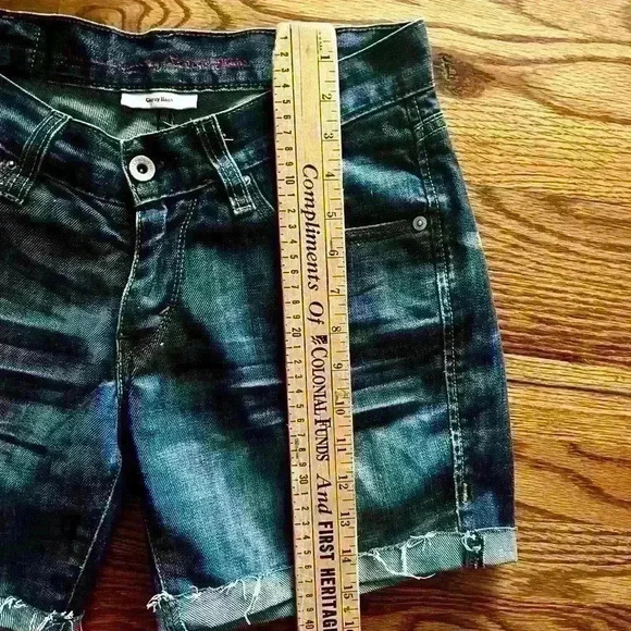 Levi’s classic jean cutoffs. Size 27. - Picture 9 of 11